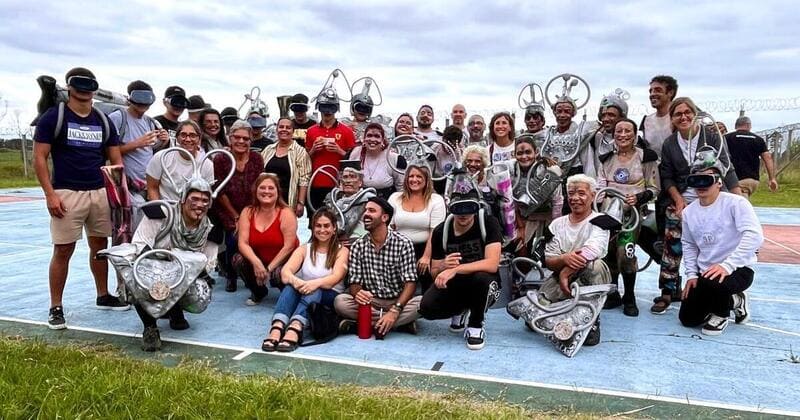 Jóvenes, murga, autoridades con trajes de carnaval